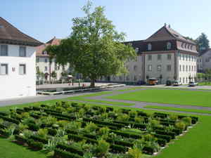 Der Klosterhof dient der Begegnung und Erholung sowie der Durchfhrung von kulturellen Veranstaltungen. 